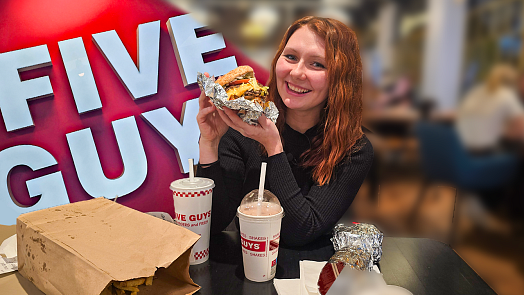 VIDEO: Legendární Five Guys dnes otevírá v Praze. Mrkněte, jak to tam vypadá a jestli je 295 Kč za burger v pohodě