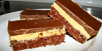 Nepečené pudinkové řezy Nanaimo bars ze tří vrstev voní ořechy a čokoládou a hotové jsou raz dva
