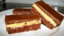 Nepečené pudinkové řezy Nanaimo bars ze tří vrstev voní ořechy a čokoládou a hotové jsou raz dva