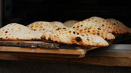 Jogurtový flatbread z pánve je hit: Za 10 minut vykouzlíte měkké placky, po kterých se jen zapráší