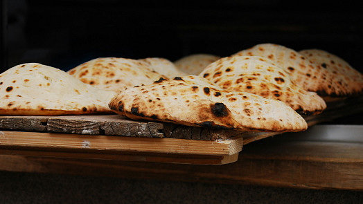 Jogurtový flatbread z pánve je hit: Za 10 minut vykouzlíte měkké placky, po kterých se jen zapráší