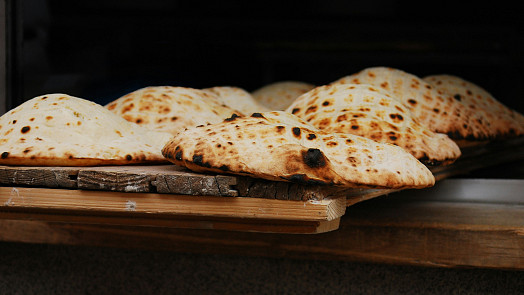 Jogurtový flatbread z pánve je hit: Za 10 minut vykouzlíte měkké placky, po kterých se jen zapráší