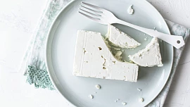 Balkánský sýr i feta do salátů: Doma vyrobené jsou levnější i zdravější než ty z obchodu a ušetříme až 110 Kč