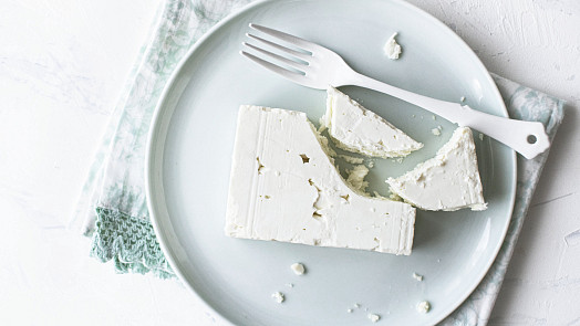 Balkánský sýr i feta do salátů: Doma vyrobené jsou levnější i zdravější než ty z obchodu a ušetříme až 110 Kč