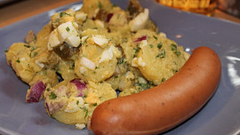 Vánoce v Německu: Na stole nesmí chybět bramborový salát s cibulí a okurkami. Příprava je snadná, chuť osvěžující