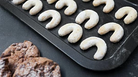 Bez pečicích plechů se teď neobejdete. Víte, podle čeho je vybírat a jak se o ně starat?