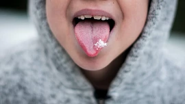 Bílý povlak na jazyku: Co může signalizovat a jak se ho zbavit přírodní cestou?