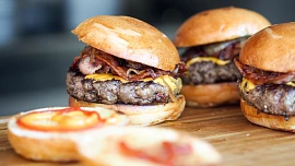 Grilování levou zadní: Zkuste to v americkém stylu a ochutnejte burgery z grilu