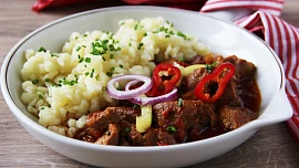 Nadýchané nočky nokedli – jednoduchá maďarská příloha, která se hodí k vepřovému pörköltu i dalším omáčkám