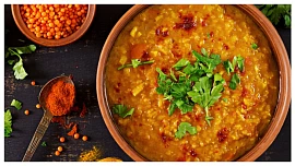 Novoroční jídelní zvyky a pověry: Čočka přináší blahobyt, s kuřecími pokrmy odletí štěstí, humr vás zavede do minulosti