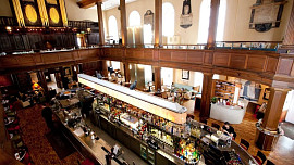 Předělali kostel na restauraci a stali se atrakcí: Denně sem přijde jíst a pít přes 2000 zákazníků