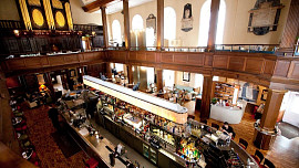 Předělali kostel na restauraci a stali se atrakcí: Denně sem přijde jíst a pít přes 2000 zákazníků