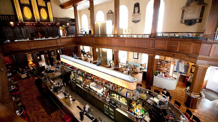 Předělali kostel na restauraci a stali se atrakcí: Denně sem přijde jíst a pít přes 2000 zákazníků