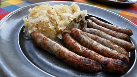 Norimberské klobásky: Jak nejlépe připravit a vychutnat si hit adventních trhů v Německu? Chuti pomůže zelí, víno i cibule