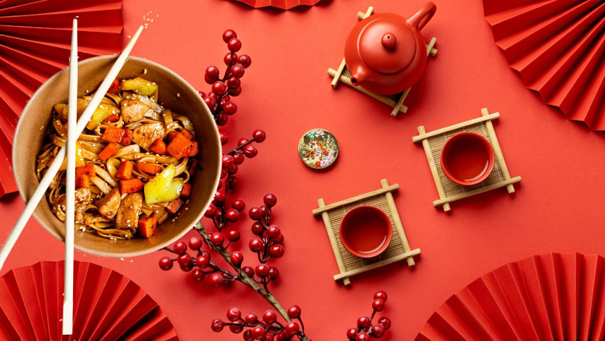 Čínský nový rok a sedm šťastných jídel: Čínské knedlíčky i jarní závitky přinášejí bohatství, nudle zase dlouhověkost