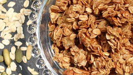 Granola nemusí být jen sladká. Slané variantě dodá chuť pár kapek tabasca nebo parmezán a na mlsání je zdravější než chipsy