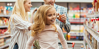 Přehled supermarketů, které zůstanou otevřené během svátků 5. a 6. července, a jak si poradit s online objednávkou