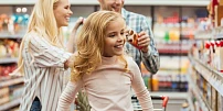 Přehled supermarketů, které zůstanou otevřené během svátků 5. a 6. července, a jak si poradit s online objednávkou