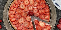 Vynikající obrácený jahodový koláč: Perfektní moučník připravíte snadno z pár ingrediencí, nikdy už nebudete dělat jiný