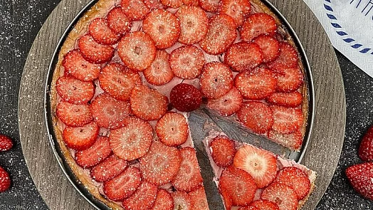 Vynikající obrácený jahodový koláč: Perfektní moučník připravíte snadno z pár ingrediencí, nikdy už nebudete dělat jiný