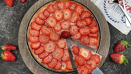 Vynikající obrácený jahodový koláč: Perfektní moučník připravíte snadno z pár ingrediencí, nikdy už nebudete dělat jiný