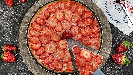 Vynikající obrácený jahodový koláč: Perfektní moučník připravíte snadno z pár ingrediencí, nikdy už nebudete dělat jiný