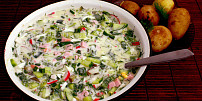 Něco mezi polévkou a salátem: Okroška voní bylinkami a je plná masa a zeleniny.  Podle tohoto receptu ji zvládne každý
