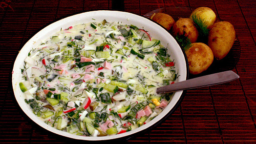 Něco mezi polévkou a salátem: Okroška voní bylinkami a je plná masa a zeleniny.  Podle tohoto receptu ji zvládne každý