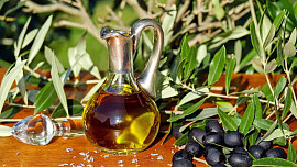 Olivovému oleji se říká tekuté zlato. S jakým druhem můžete vařit, a který se hodí jen do salátů?