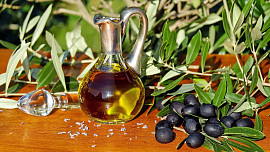 Olivovému oleji se říká tekuté zlato. S jakým druhem můžete vařit, a který se hodí jen do salátů?