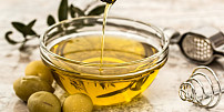 Když nemáte odličovač, použijte oliváč! 7 nečekaných využití olivového oleje mimo kuchyni
