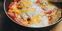 Slaná snídaňová pánvička neboli Country Breakfast Skillet: Americká klasika se slaninou a vejci zasytí na celé dopoledne