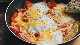 Slaná snídaňová pánvička neboli Country Breakfast Skillet: Americká klasika se slaninou a vejci zasytí na celé dopoledne
