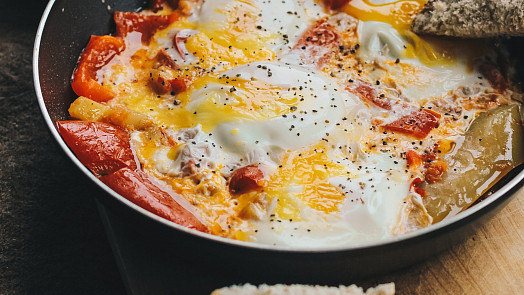 Slaná snídaňová pánvička neboli Country Breakfast Skillet: Americká klasika se slaninou a vejci zasytí na celé dopoledne