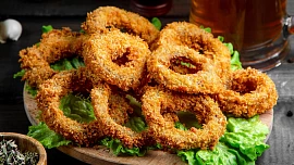 Jak na dokonalé smažené cibulové kroužky: V pivním těstíčku podle tohoto receptu jsou úplně nejkřupavější