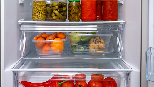 Lednice není trezor pro všechno, co doma máte: Kterým potravinám chlad škodí a proč je tam nedávat