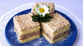 Famózní pudinkové řezy s ořechovým krémem voní rumem a vanilkou: Sladké dobrotě nikdo neodolá