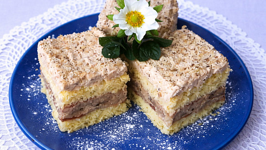 Famózní pudinkové řezy s ořechovým krémem voní rumem a vanilkou: Sladké dobrotě nikdo neodolá