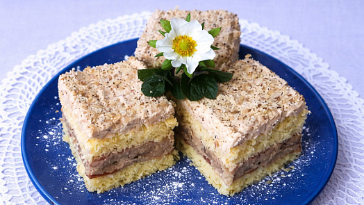 Famózní pudinkové řezy s ořechovým krémem voní rumem a vanilkou: Sladké dobrotě nikdo neodolá