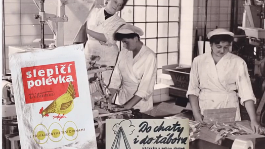 Retro okénko: Polévky ze sáčku stávaly 2 Kčs, děti milovaly písmenkovou, hrachovka se zase vylepšovala párkem
