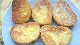 Pavézky neboli chudí rytíři: Sladká delikatesa ze starého chleba frčí dodnes a nejlepší je podle receptu Anuše Kejřové