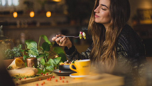 Světem hýbe nový trend. Víte, co je to mindful eating neboli všímavé jedení?