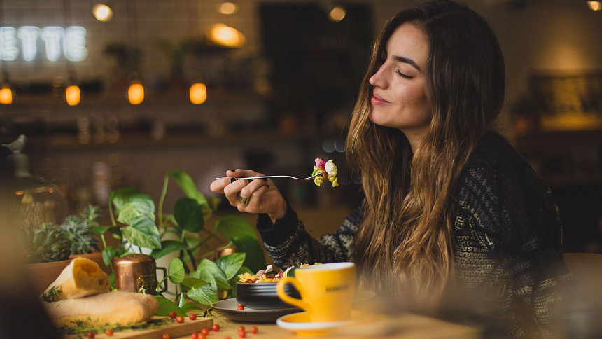 Světem hýbe nový trend. Víte, co je to mindful eating neboli všímavé jedení?