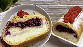 Spojení palačinek a pudinku vás úplně dostane: Perfektní roláda s ovocem zmizí, než mrknete