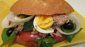 Znáte francouzský sendvič pan bagnat? Variace salátu v bagetě vás možná překvapí!