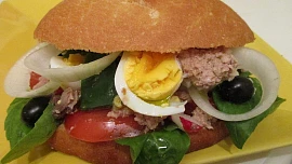 Znáte francouzský sendvič pan bagnat? Variace salátu v bagetě vás možná překvapí!