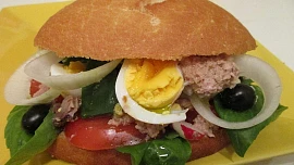 Znáte francouzský sendvič pan bagnat? Variace salátu v bagetě vás možná překvapí!