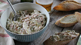 Jak na domácí pařížský salát podle ČSN: Oblíbený majonézový salát připravíte levně za pár minut. Chutná jako kdysi