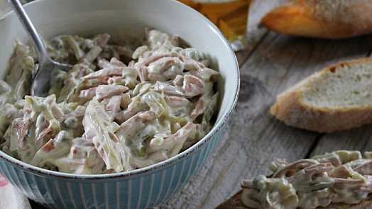 Jak na domácí pařížský salát podle ČSN: Oblíbený majonézový salát připravíte levně za pár minut. Chutná jako kdysi