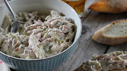 Jak na domácí pařížský salát podle ČSN: Oblíbený majonézový salát připravíte levně za pár minut. Chutná jako kdysi